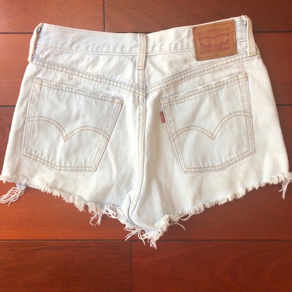 Various colors of Levi’s high waisted 501 shorts - Picture 2 of 6